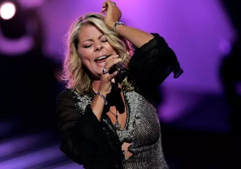 Sandra vrea sa publice o carte