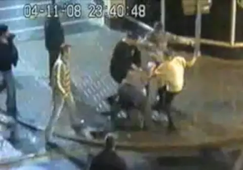 Video / Un soldat a mâncat bătaie de la cinci femei