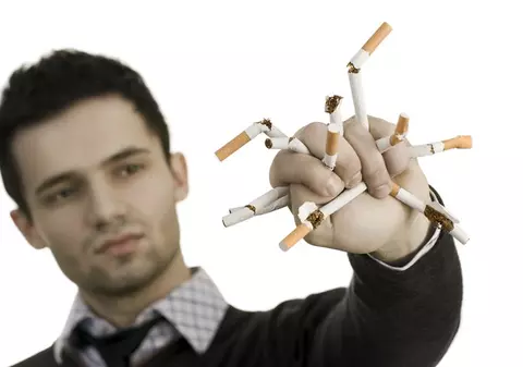 Jumătate dintre adolescenţi resping fumatul datorită imaginilor de pe pachete
