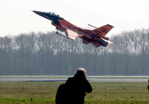 Un avion F-16 cu probleme a aruncat două bombe de 225 kg