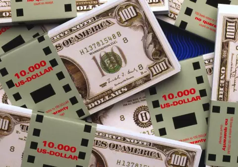 O româncă a încercat să iasă din ţară cu 600.000 de dolari în geantă