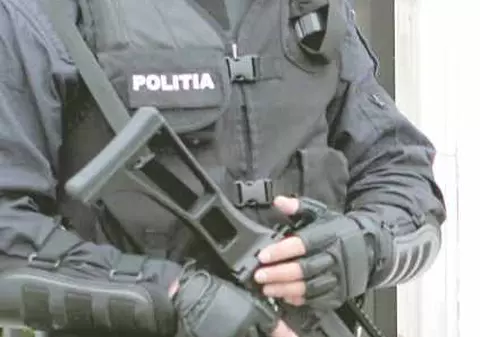 Un luptător al Poliţiei Ilfov doarme în maşină