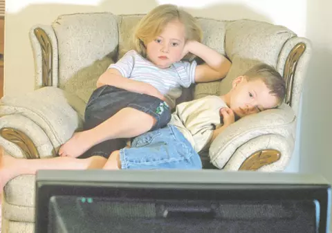 7 paşi ca să-l dezvăţaţi pe cel mic de televizor