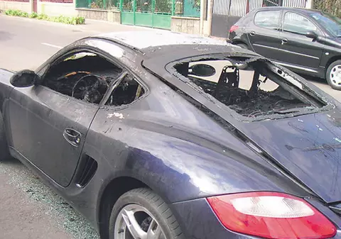 I-a ars maşina în parcare