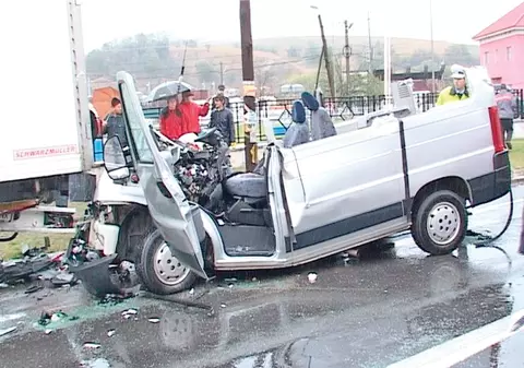 Cinci politicieni de la PD-L, morţi într-un accident