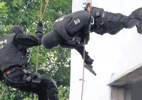 A murit încercând să-şi salveze elevul