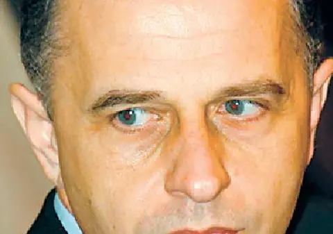 «Tu de ce nu stai la coadă?»