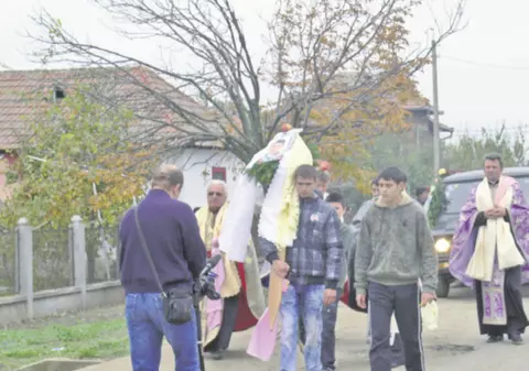 500 de oameni l-au dus la groapă