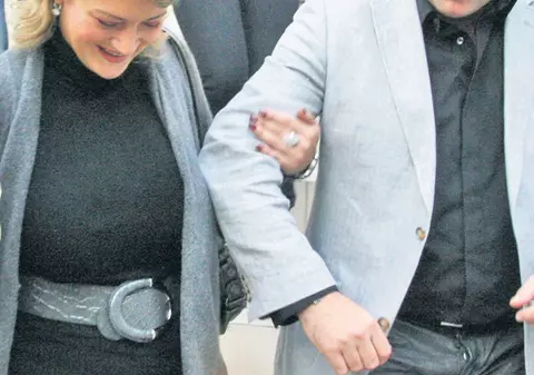 Ha! Ha! Ha! Am divorţat!