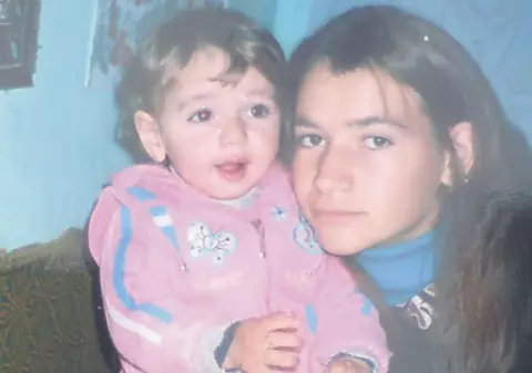 Sângele Denisei, pe hainele mamei?