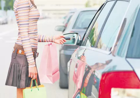 Nu lăsaţi în automobil obiecte personale!