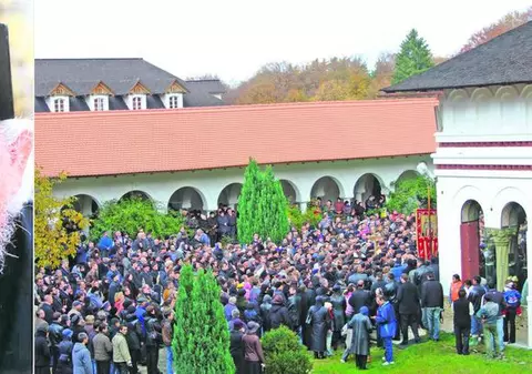 Mii de oameni l-au plâns pe părintele Teofil