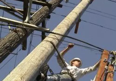 S-a electrocutat în timp ce amplasa un banner electoral