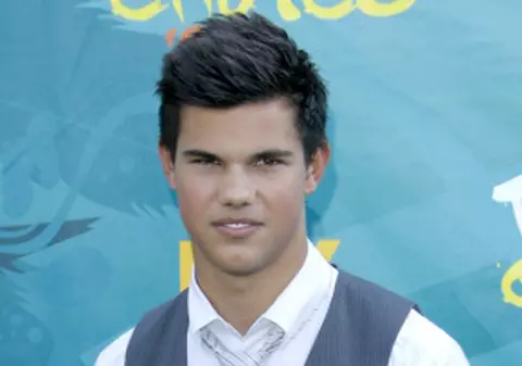 Taylor Lautner, rugat să dea autografe pe chiloţi