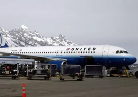 Un pasager a fost scos cu forța dintr-un avion suprarezervat. Cazul a provocat un adevărat scandal | VIDEO
