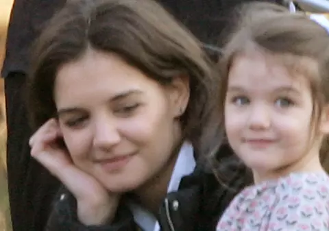 Katie Holmes încă îşi hrăneşte fetiţa de trei ani cu biberonul 