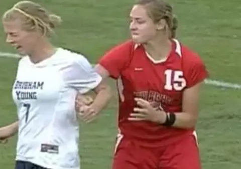 O jucătoare de fotbal feminin a şocat prin violenţa pe teren