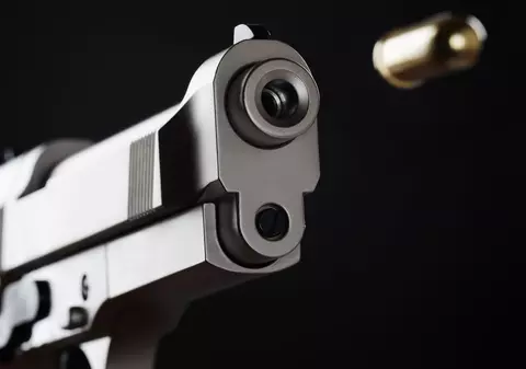 Vroia să împuşte câinele turbat, dar a tras într-o femeie