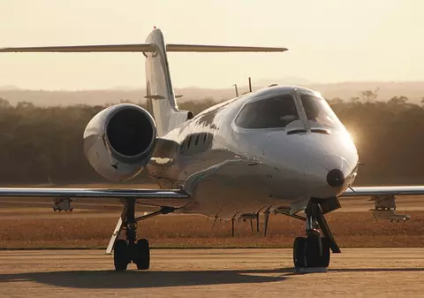 A vrut să lovească poliţiştii cu avionul pe care-l pilota