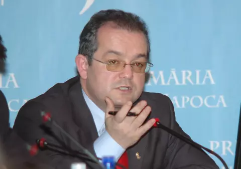 Emil Boc anunţă că de luni se va plăti bursa "Bani de liceu"