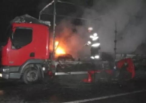 Camion în flăcări pe DN 72 