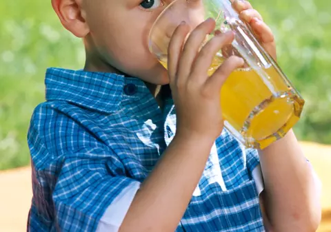 Copil de şapte ani, păcălit să bea suc cu alcool