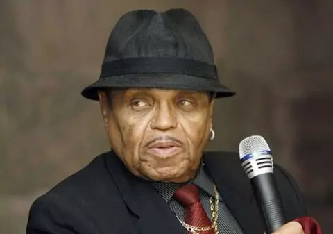 Tatăl lui Michael Jackson contestă testamentul fiului său