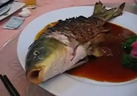 Video / Peştele care se serveşte viu