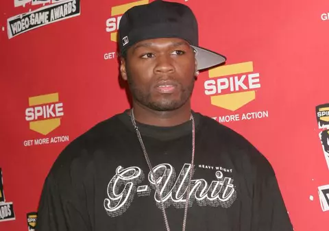 50 Cent îşi scoate tatuajele de pe mâini