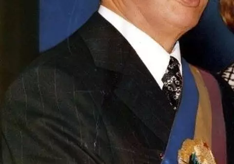 Se ridică o statuie în onoarea "iubitului fiu", Nicolae Ceauşescu