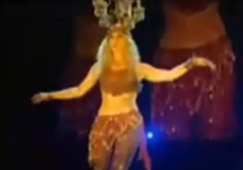 Shakira: "Ştiu să dansez din buric de când eram în burta mamei!" / Video