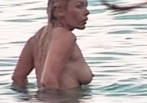 Dansatoarea din buric Jasmine se bronzează cu henna