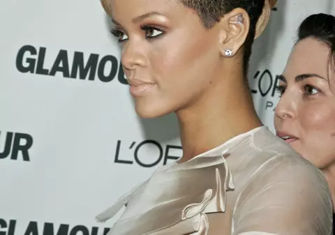 Rihanna, goala în faţa băiatului care îi curăţă piscina