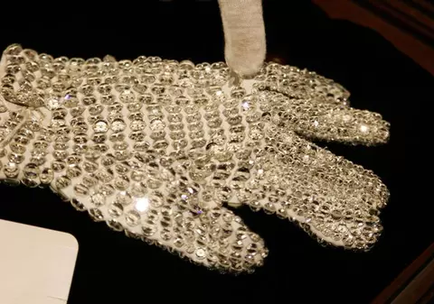 Mănuşa cu cristale a lui Michael Jackson, vândută cu 350.000 de dolari