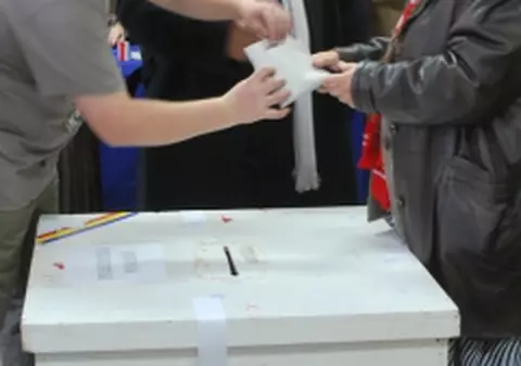 Huiduileli şi nemulţumiri la secţia de votare din Viena