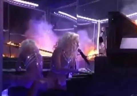 Video / Lady GaGa a dat foc la un pian pe scenă