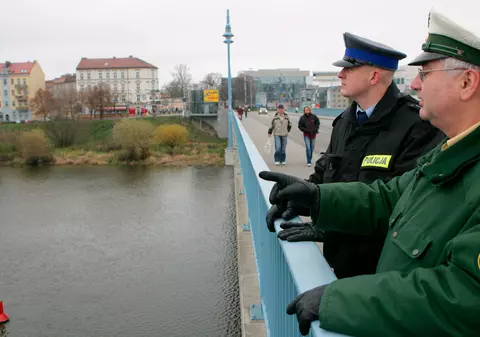 Poliţiştii s-au trezit cu mortul în casă
