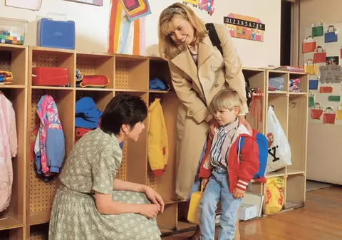 A fost dat afară de la grădiniţă pentru că şi-a atacat educatoarele