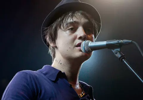 Pete Doherty, ţinut în viaţă cu ajutorul aparatelor