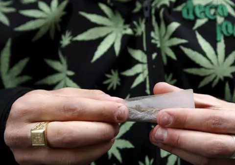 Un român, ucis de proprietarii unei culturi de cannabis în timp ce fura droguri