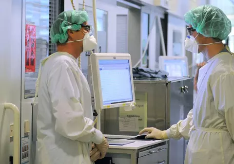 Doi elevi din Vaslui, diagnosticaţi cu gripă porcină