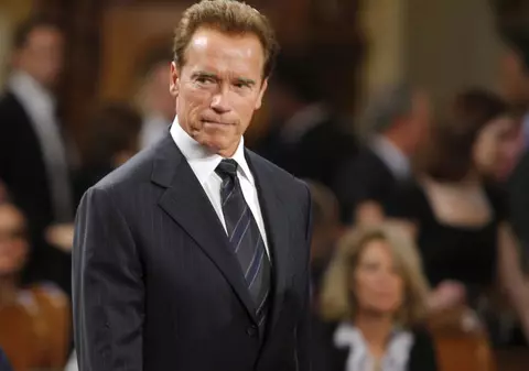 Arnold Schwarzenegger are bani de dat, e dator la stat