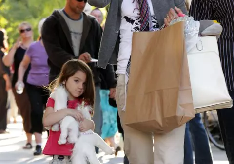 Katie Holmes îi cumpără fiicei sale haine de 25.000 de dolari lunar