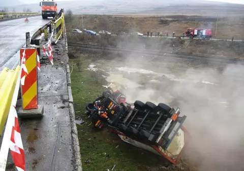 O cisternă cu acid azotic s-a răsturnat în judeţul Cluj