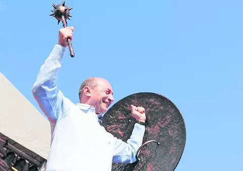 Sunt Băse cel fălos cu buzduganul gros