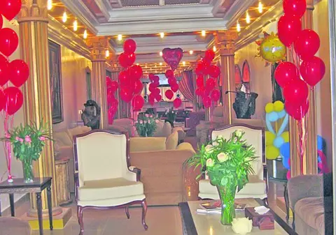 I-a umplut casa cu flori şi baloane