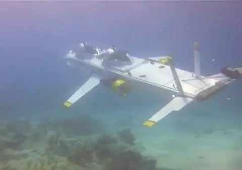 Cu avionul... pe sub apă!