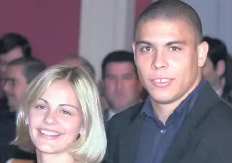 Joacă fotbal în familie