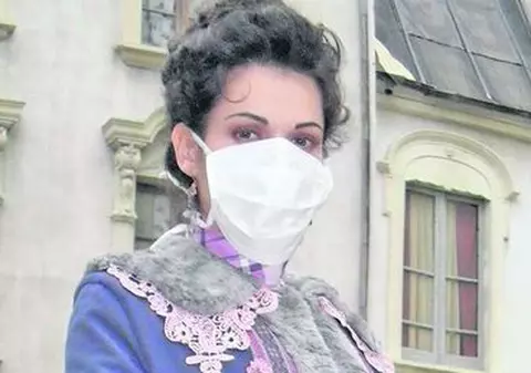 Luciu vine la filmări cu mască