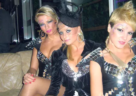 Sylvia s-a tăiat în costumul de scenă